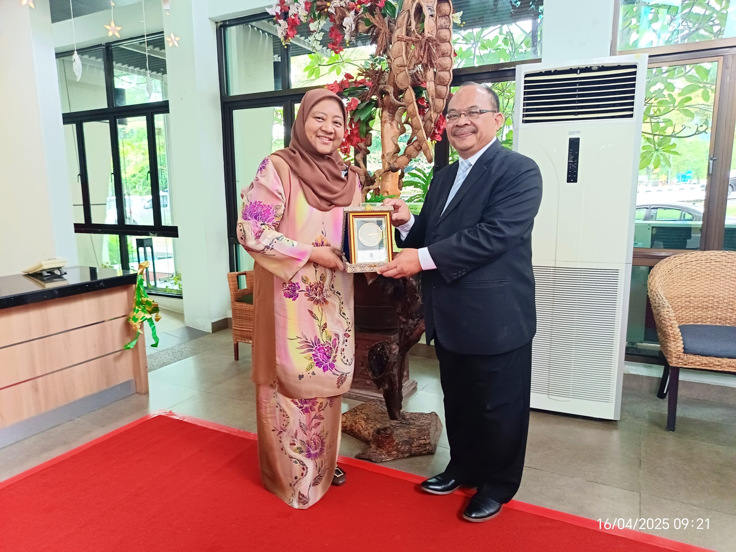 COURTESY VISIT AND UNIVERSITY LECTURE SERIES WITH UUM