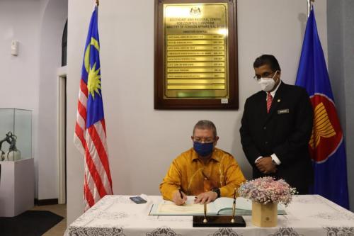 3.-Signing-of-guestbook-by-YB-Foreign-Minister
